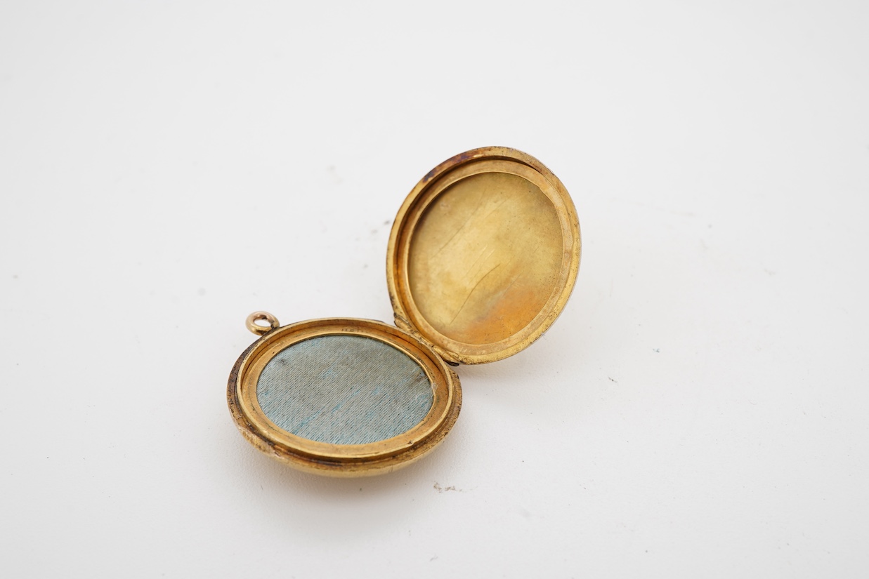 An Edwardian 15ct gold and split pearl set circular locket, hallmarks for James Harrison, Chester, 1906, diameter 19mm.
